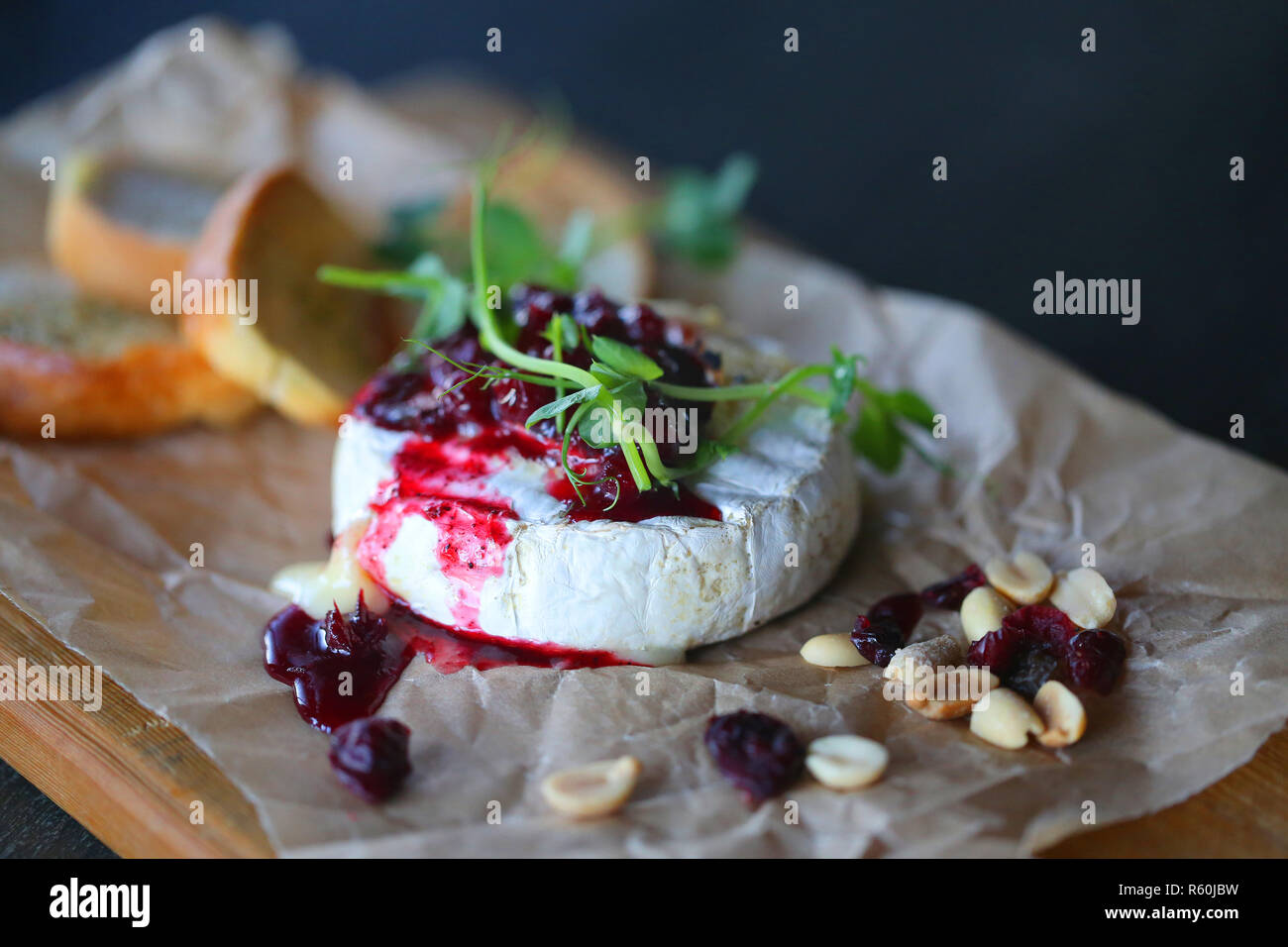 Helle Makro Foto der schönen frischen Käse mit Beeren und Nüsse auf dem Tisch Stockfoto