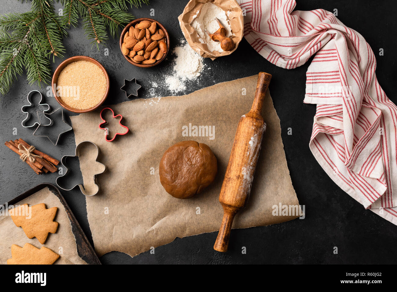 Lebkuchen Platzchen Backen Weihnachten Backen Auf Schwarz Konkreten Hintergrund Ansicht Von Oben Stockfotografie Alamy