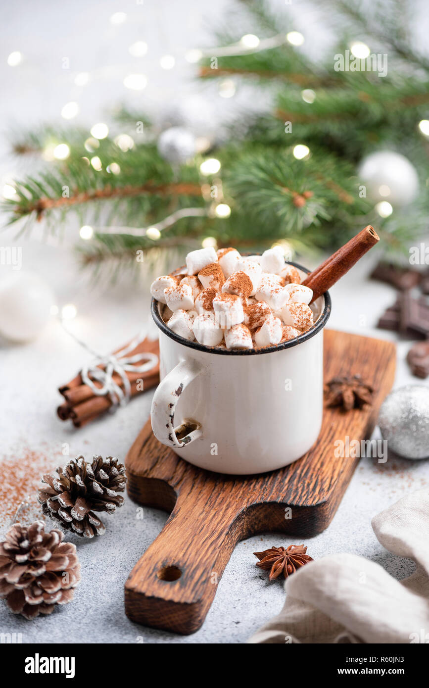 Weihnachten Heiße Schokolade in der Tasse. Heiße Schokolade mit Gewürzen und Marshmallows Stockfoto