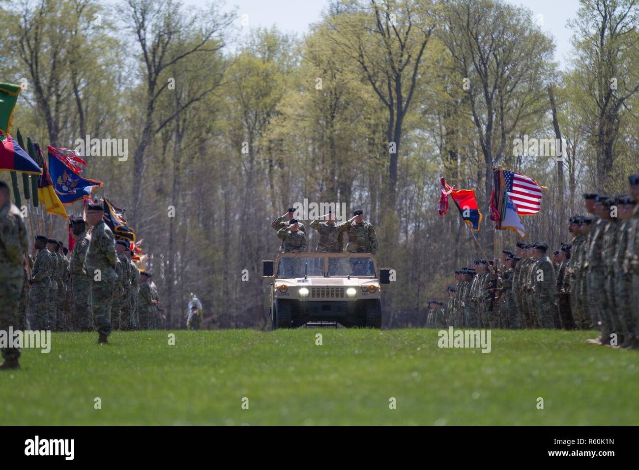 Generalmajor Walter E. Piatt, (links) eingehende Commander, 10 Mountain Division, General Robert B. Abrams, (Mitte), Kommandierender General der US-Armee den Befehl und Generalmajor Jeffrey L. Bannister (links), führen Sie einen Pass und Überprüfung während des 10 Mountain Division Ändern des Befehls Zeremonie am Fort Drum Sexton Feld am 27. April 2017. Stockfoto