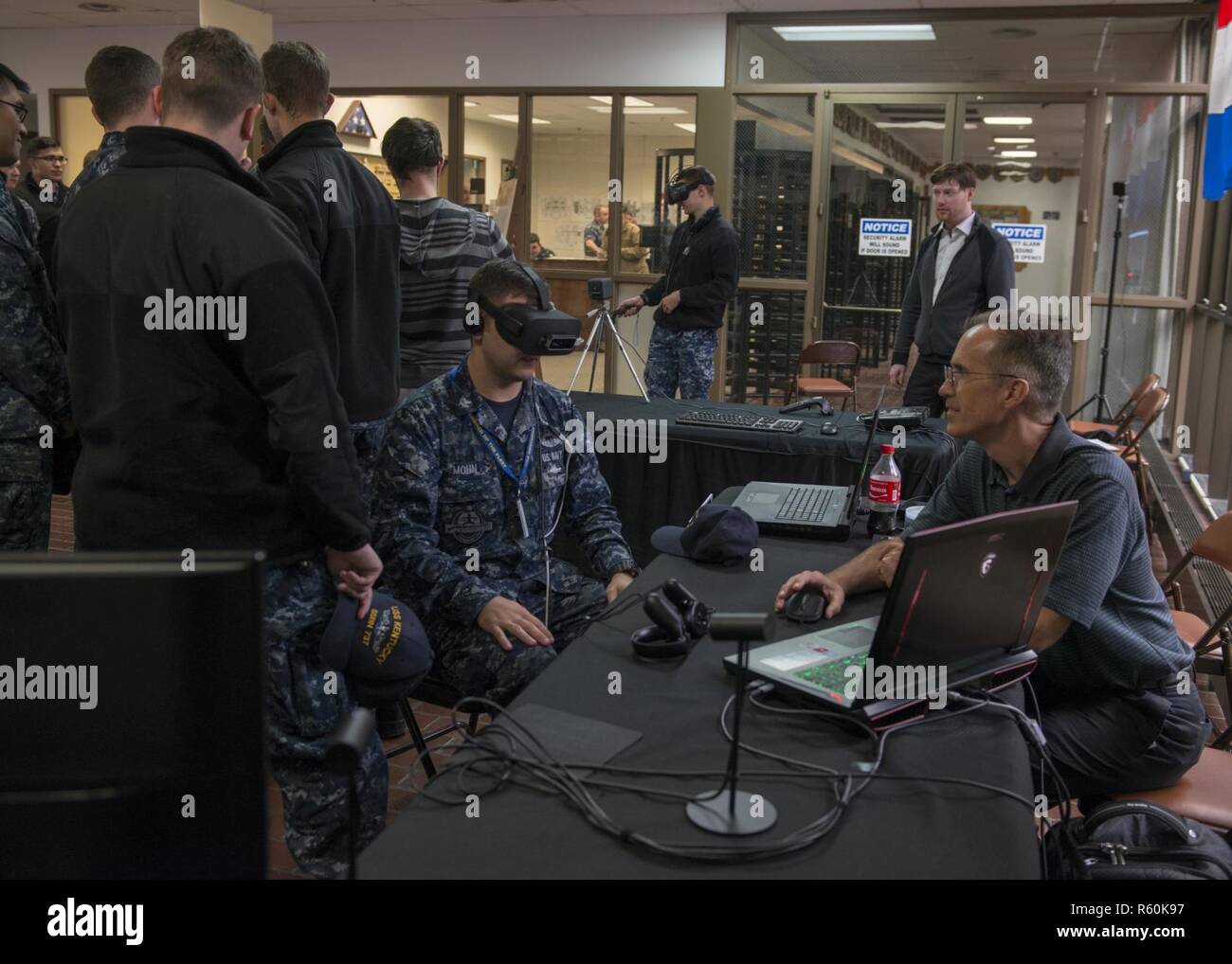 BANGOR, Washington (27. April 2017) Maschinist Mate 2. Klasse Justin Mohn, zugewiesen an die Blue Crew von ballistischen Raketen Ohio-Klasse-u-Boot USS Kentucky (SSBN-737), testet die OceanLens, die verwendet eine Oculus Rift VR Kopfhörer um eine immersive 3D-Umgebung zu erstellen, für Visualisierung Unterwasser Topografie, während die Innovation Lab (iLab) Roadshow an Trident Training Facility Bangor statt. Der iLab, die Naval Submarine Training Center Pacific in Pearl Harbor, Hawaii, befindet ist eine Initiative gestartet, um die rasante Entwicklung von Ideen und Konzepten zu umsetzbaren Einsatz in Submarin Sporn Stockfoto