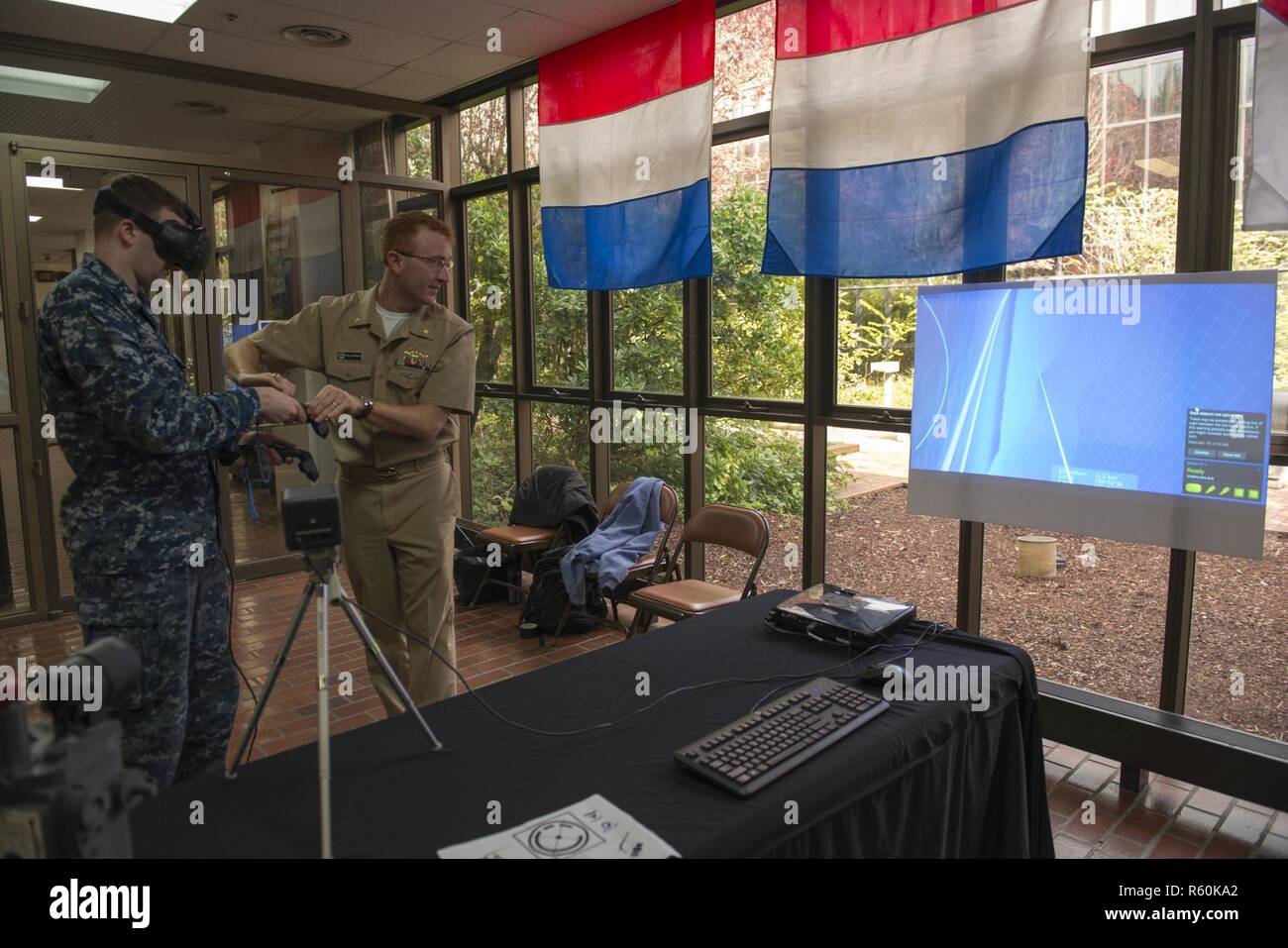 BANGOR, Washington (27. April 2017) Lt. CMdR Chris Keithley, Recht, Valparaiso, Indiana, Commander, Submarine Force, US-Pazifikflotte zugewiesen zeigt Sonar Techniker 1. Klasse Greg Goldsberry, von Spokane, Washington, zugewiesen an die Blue Crew von ballistischen Raketen Ohio-Klasse-u-Boot USS Louisiana (SSBN-743), wie mithilfe von virtual-Reality-Kopfhörer, HTC Vive, während die Innovation Lab (iLab) Roadshow statt an Trident Training Facility Bangor. Der iLab, die Naval Submarine Training Center Pacific in Pearl Harbor, Hawaii, befindet ist eine Initiative gestartet, um die Rapi Sporn Stockfoto