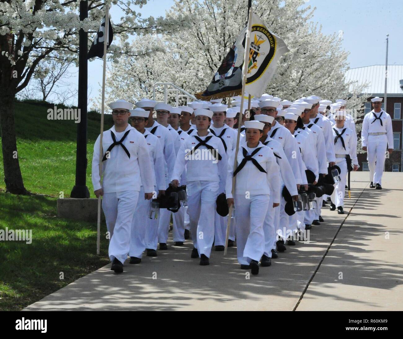 170424-N-SL 853-120 GREAT LAKES, Il. (April. 24, 2017) Rekruten marschiert gg Fotos am Training Befehl rekrutieren in Great Lakes, Illinois Spaltungen in gg Fotos während der fünften Woche teilnehmen, ein Service für von der Marine Austausch getroffen. Stockfoto