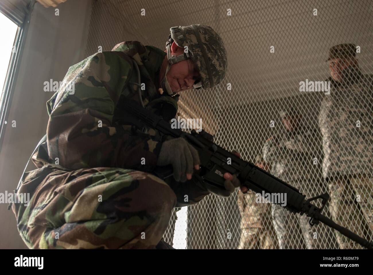 Spc. Wantae Seong, 760Th Engineer Company, 411 Engineer Brigade, führt eine Funktionen überprüfen Der M4 Karabiner am 2017 kombiniert die besten Krieger Wettbewerb, Joint Base Mc Guire-Dix - Lakehurst, New Jersey, 25. April 2017. Die besten Krieger der Wettbewerb wird entscheiden, welche Soldaten Soldaten und noncommissioned Officer wird der 412 Theater Ingenieur Befehl, 416Th Engineer Befehl und 76 Operationelle Antwort Befehl an die United States Army Reserve Command besten Krieger Wettbewerb in Fort Bragg, North Carolina im Juni vertreten Stockfoto