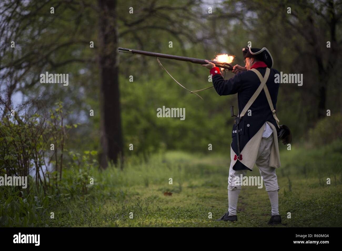 Clay Frankhead, eine Darstellung ein Continental-Soldat mit dem ersten New Jersey-Regiment Reenactor feuert seine Muskete zu Beginn einen zeitgesteuerten Ruck 12-Meilen-Marsch in der Region eine beste Krieger-Wettbewerb am 26. April 2017 zu markieren.    Vierzehn Soldaten treten die dreitägige Veranstaltung, 25-27 April 2017, welche Features Ereignisse zeitgesteuerte, einschließlich Häuserkampf Simulationen, ein Ruck der 12-Meilen-Marsch, Land-Navigation und der Armee körperliche Fitness-Test. Die beiden Gewinner gehen auf zu konkurrieren in 2017 Army National Guard besten Krieger Wettbewerb der Army Guard besten benannt werden und Stockfoto