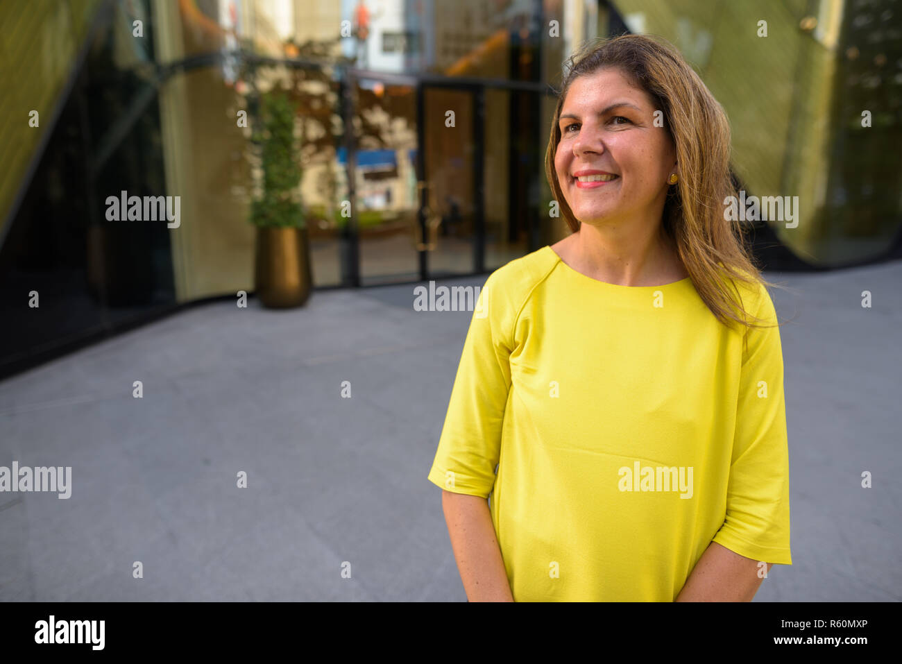 Portrait von Happy reife Frau lächelnd im Freien Stockfoto