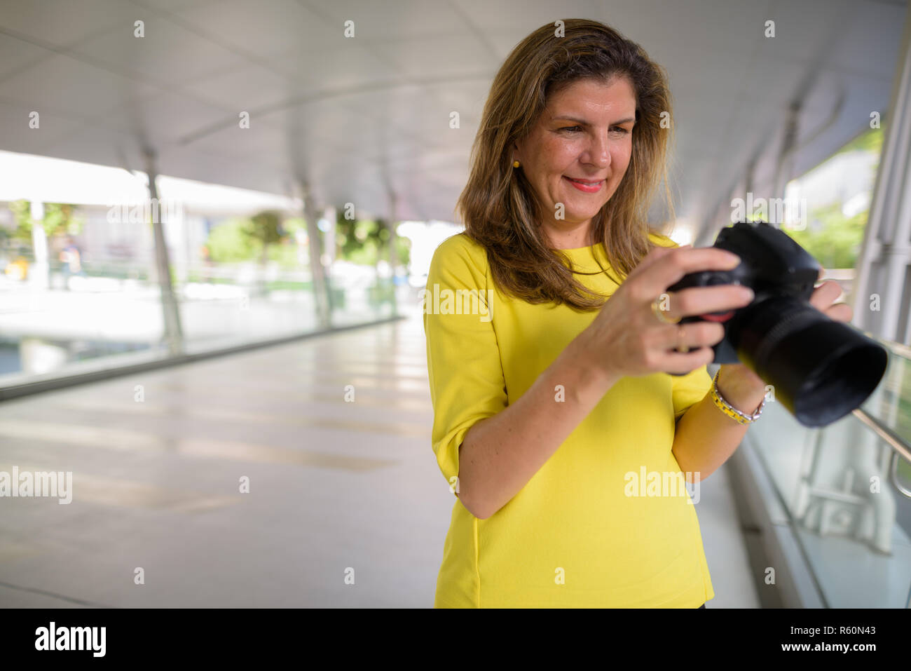 Gerne reife Fotograf Frau mit Kamera im Freien Stockfoto