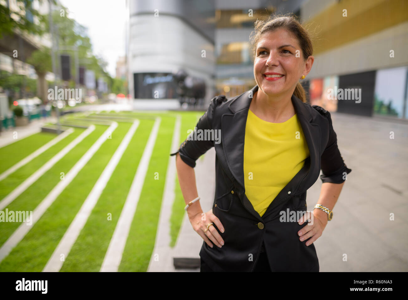 Portrait von Happy reife Geschäftsfrau lächelnd im Freien Stockfoto
