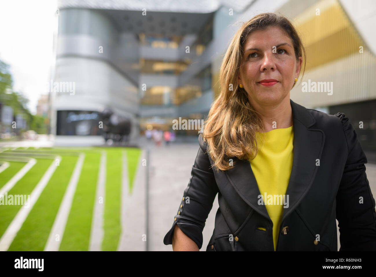 Portrait von Reife Geschäftsfrau Denken und Planen im Freien Stockfoto