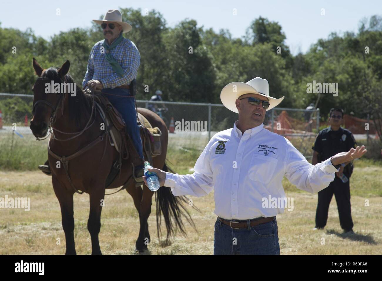 Us Marine Corps Brig. Gen. Kevin J. Killea, Kommandierender General, Marines Installationen West, Marine Corps Base Camp Pendleton, Adressen Reiter am Start eines 25-Mile trail Ride feiert das 75-jährige Jubiläum der Camp Pendleton, 29. April 2017. Stockfoto