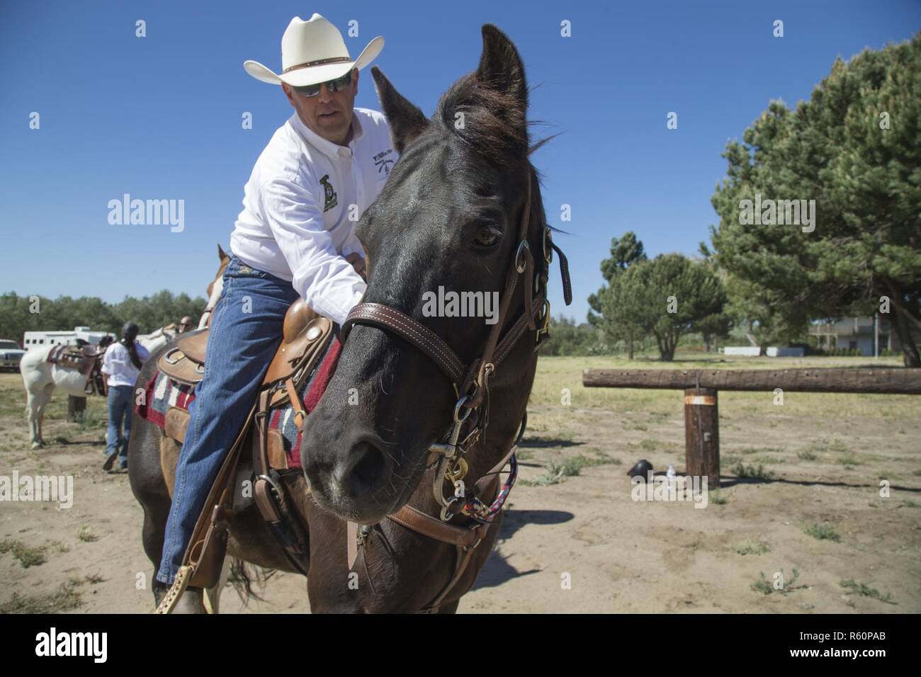 Us Marine Corps Brig. Gen. Kevin J. Killea, Kommandierender General, Marines Installationen West, Marine Corps Base Camp Pendleton, gibt ein PEP-talk zu seinem Pferd zu Beginn der 25 km langen Trail ride feiert das 75-jährige Jubiläum der Camp Pendleton, 29. April 2017. Stockfoto