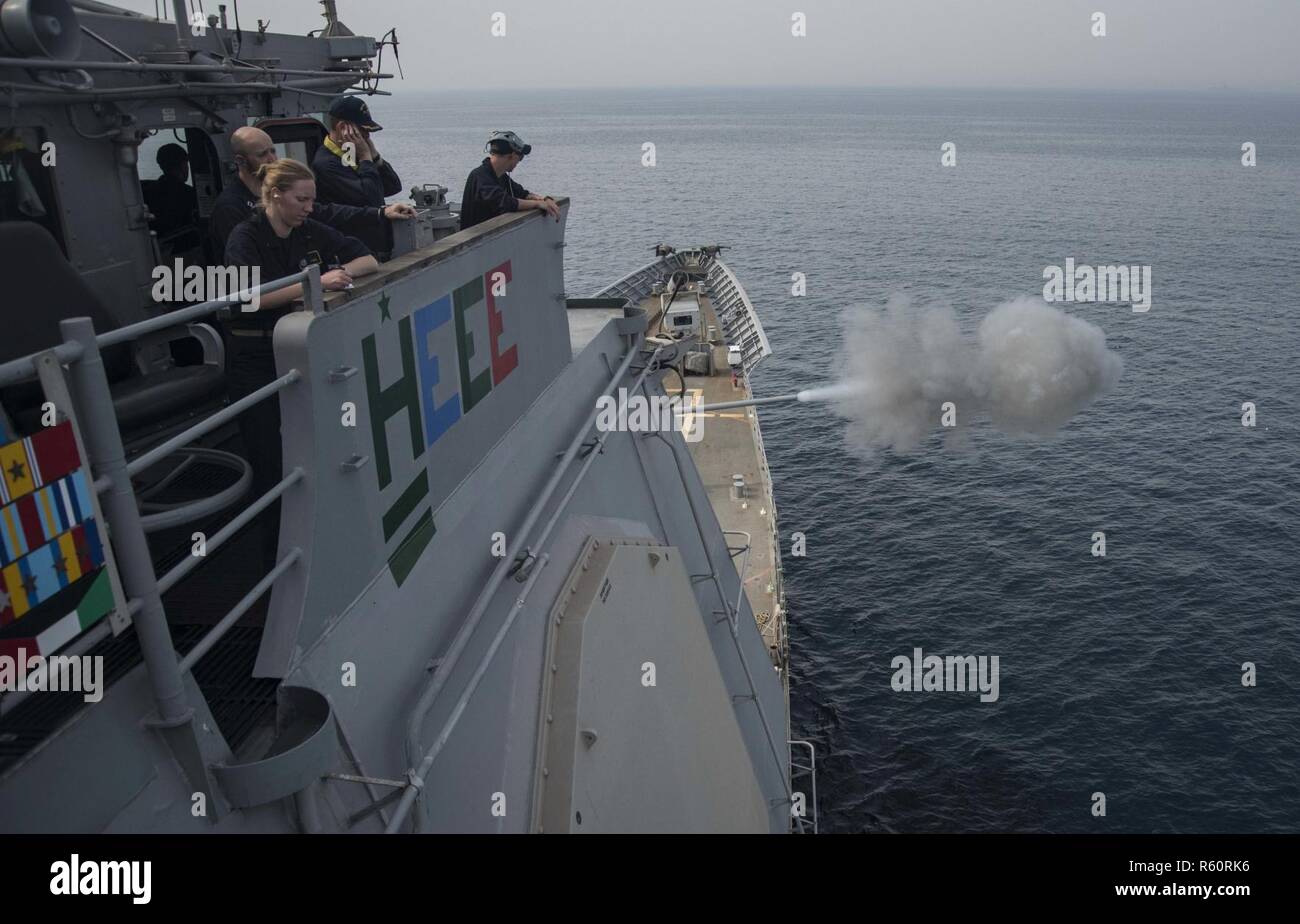 Arabischen Golf (25. April 2017) Segler in den geführten zugeordnet - missile Cruiser USS philippinischen Meer (CG58) das Feuern des Schiffes Mark 45 5-Zoll-gun beobachten. Philippinischen Meer ist Teil der George H.W. Bush Carrier Strike Group, die zur Unterstützung der Maritime Security Operations und Theater Sicherheit Zusammenarbeit in den USA 5 Flotte, der bereitgestellt wird. Stockfoto