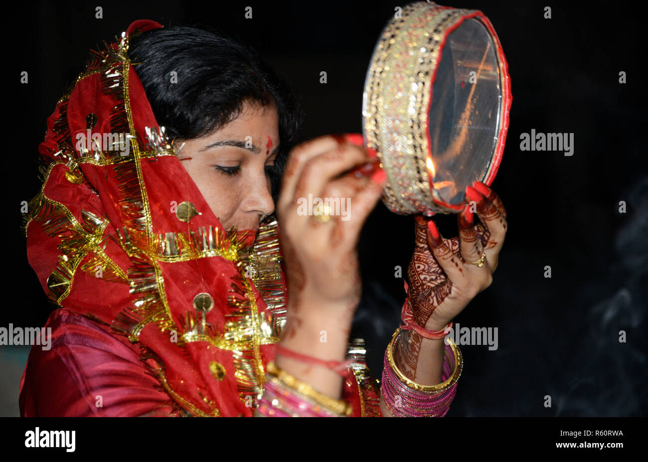 Frau im Mond durch ein Sieb während Karva Chauth Stockfoto