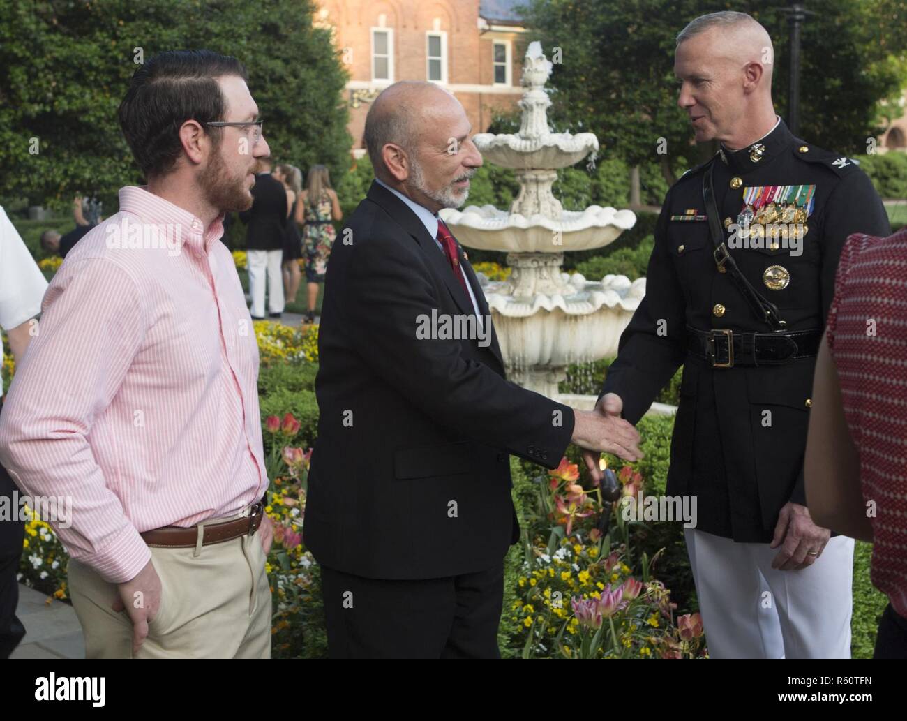 Us Marine Corps Oberst Tyler J. Zagurski, kommandierender Offizier, Marine Barracks Washington, grüßt Frank Digiovanni, Direktor von Force Training, Büro des Staatssekretärs der Verteidigung für die Bereitschaft, und sein Sohn Dominic Digiovanni beim abendlichen Parade Rezeption bei Marine Barracks Washington, Washington, D.C., 28. April 2017. Abend Paraden sind als Mittel zur Einhaltung der hohen Beamten statt, verehrte Bürger und Förderer des Marine Corps. Stockfoto