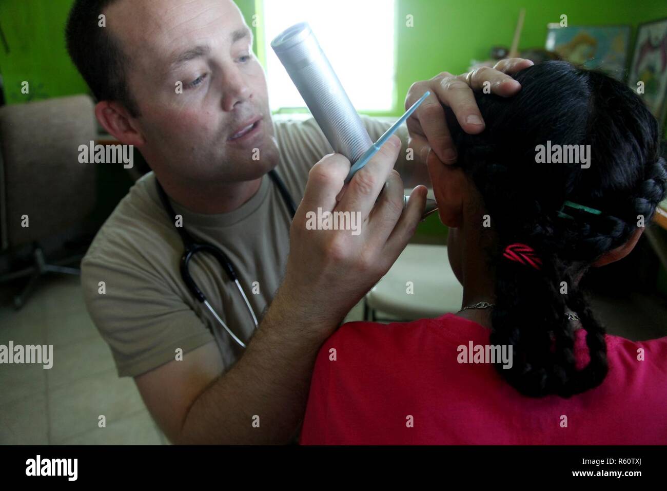 U.S. Army Captain Mark Bennett, eine Arzthelferin mit der Utah National Guard Medical Command prüft die Ohren eines jungen Mädchens, während eine allgemeine Prüfung auf Marlas House of Hope, Belmopan, Belize 29. April 2017. Bennet gab der Prüfungen zu gewährleisten, dass die Kinder gesund sind und diejenigen zu identifizieren, müssen weitere Versorgung bei der bevorstehenden Beyond the Horizon 2017 medizinische Bereitschaft Veranstaltung Macal River Park in San Ignacio am 8.-16. Mai gelegen. BTH 2017 ist eine US Southern Command gesponsert, Armee Süd-geführten Übung zur Bereitstellung humanitärer und engineering-Dienstleistungen für Gemeinden in Not, de Stockfoto