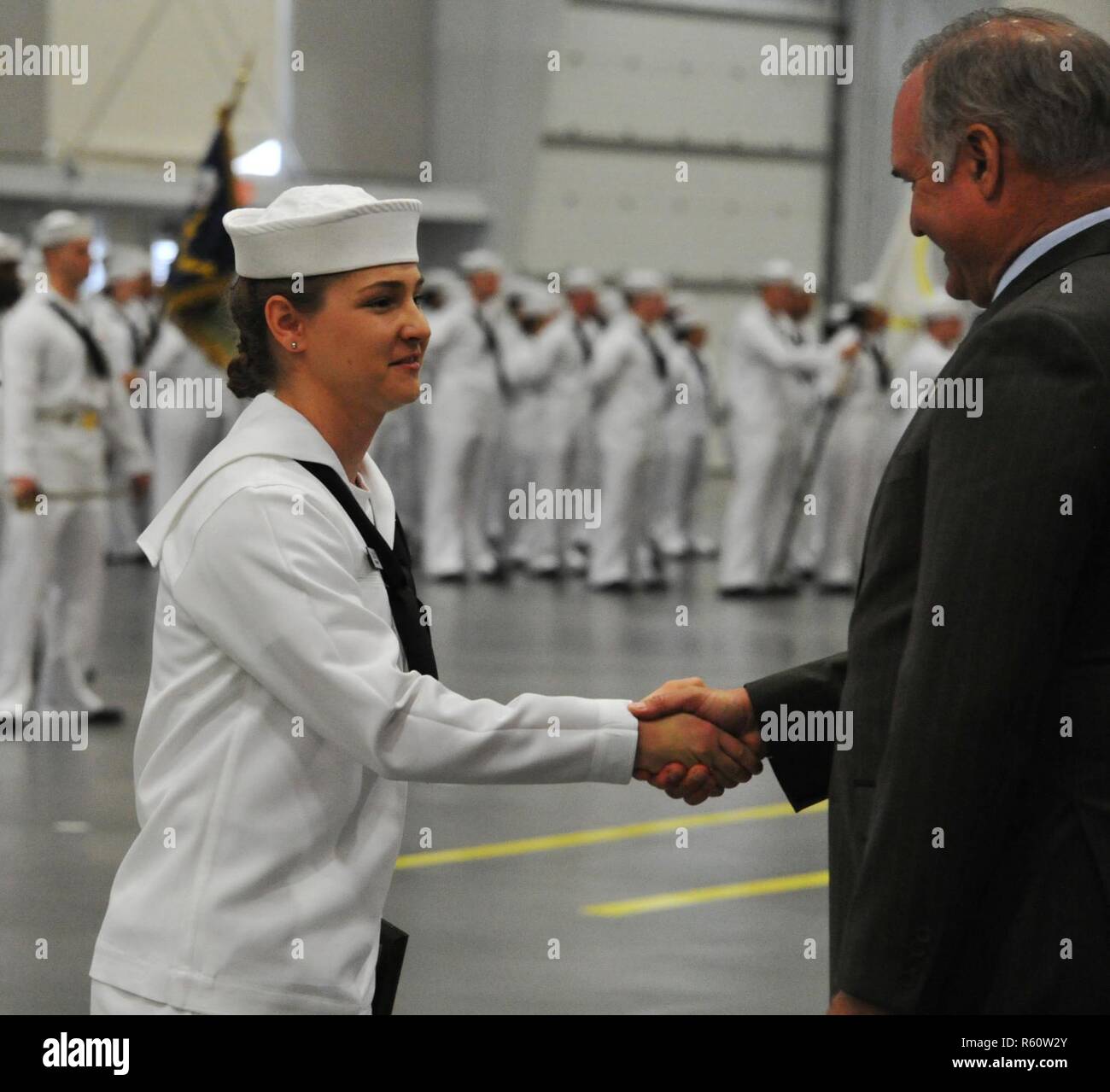 Region der Großen Seen, Il. (April. 28, 2017) ein rekrut Preisträger schüttelt die Hand des Ryne Sandberg, der Ehrengast bei einem Boot Camp Abschlussfeier 28. April, um das Training der Befehl rekrutieren. Sandberg, einem ehemaligen Chicago Cubs und Philadelphia Phillies Player wurde an die National Baseball Hall of Fame im Januar 2005 gewählt. Er besuchte die Graduierung als Gast von Konteradmiral Stephen Evans, Commander, Naval Service Training Befehl. Über 30,000-40,000 Rekruten Absolvent jährlich nur von Boot Camp der Marine. Stockfoto