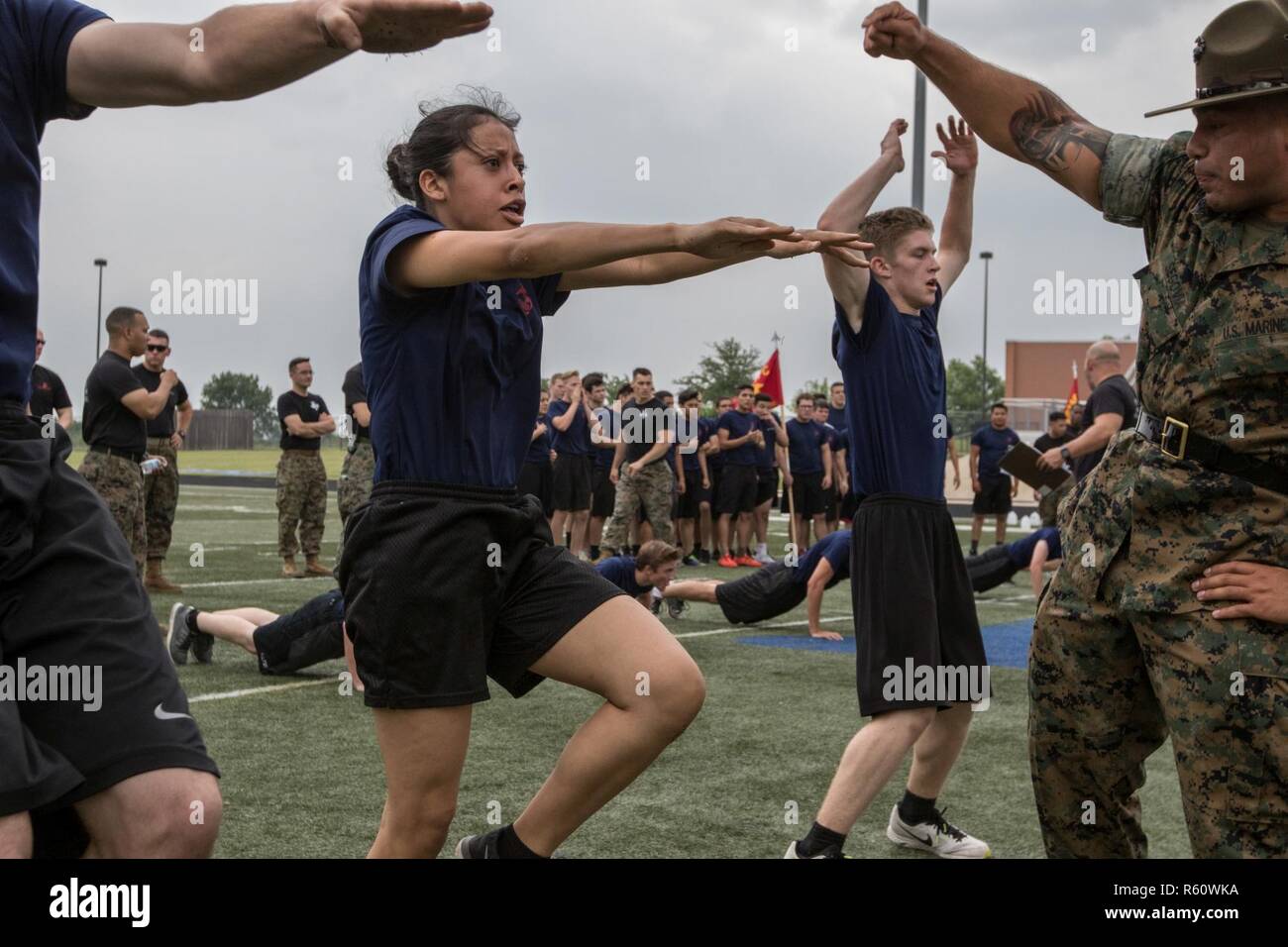 Zukunft Marines erhalten, die durch einen Bohrer Ausbilder während der jährlichen Recruiting Station Fort Worth Pool Funktion an Bord Brauer High School, 29. April motiviert. Die Veranstaltung umfasste eine anfängliche Stärke Test, Feld Wettbewerb und Spaß mit einigen bohren Ausbilder Treffen. (Marine Corps Stockfoto