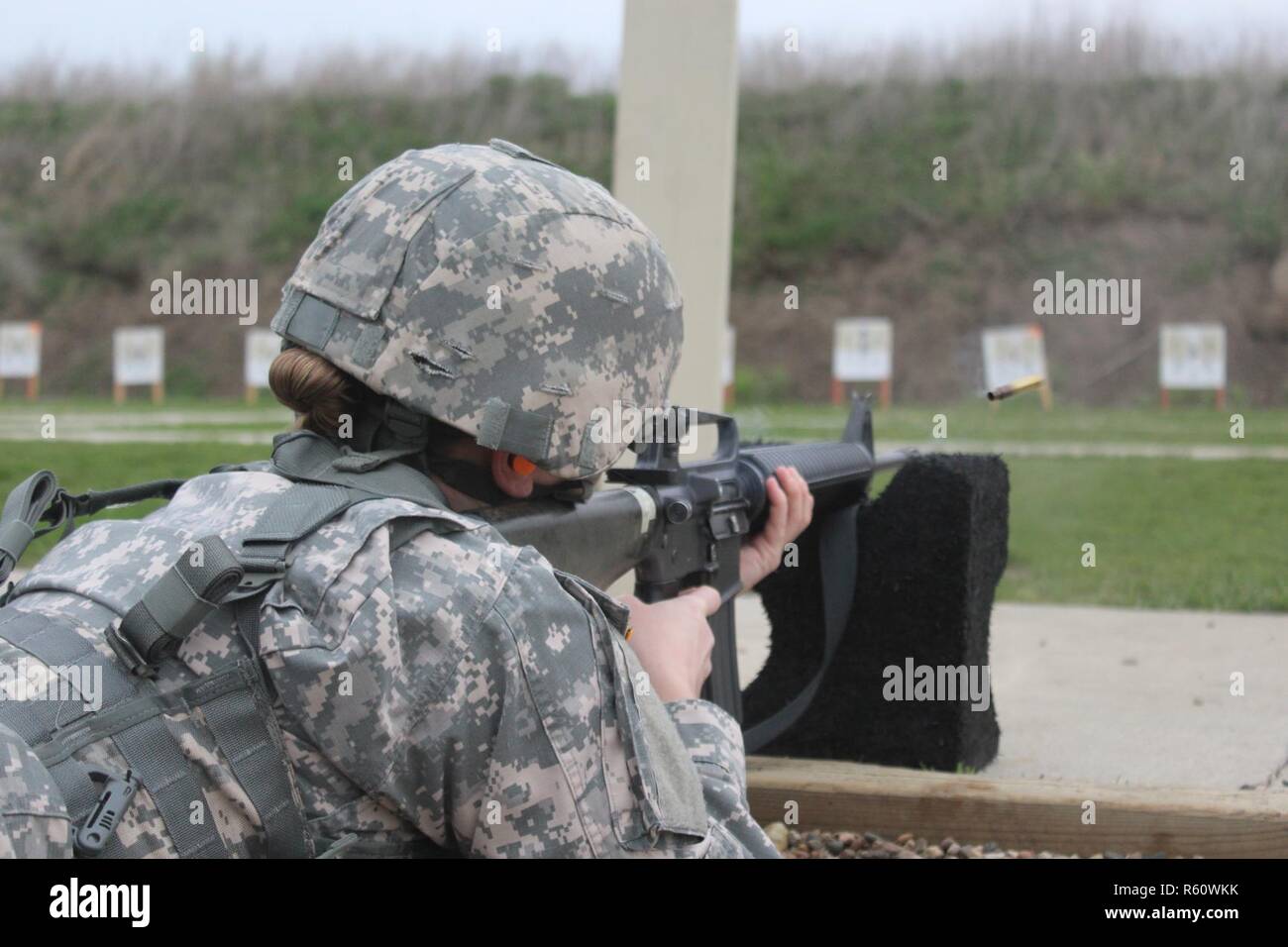 JOHNSTON, Iowa, USA. Armee finden Soldaten an die 7456 Medizinische Hinterfüllung Bataillon zugeordnet in Des Moines, Iowa, in jährlichen Waffen teilnahmen Qualifikation in Camp Dodge am 25. April 2017. Der 7456Th MBB Züge medizinisches Personal bereit zu sein zur Unterstützung der militärischen Operationen auf der ganzen Welt bereitzustellen. Die Nachgewiesene Führungsqualitäten, Energie und Ausführung unserer Soldaten zu gewährleisten. America's Army Reserve bleibt die Fähigsten, combat ready, und tödliche Federal Reserve tritt in der Geschichte der Nation. Stockfoto