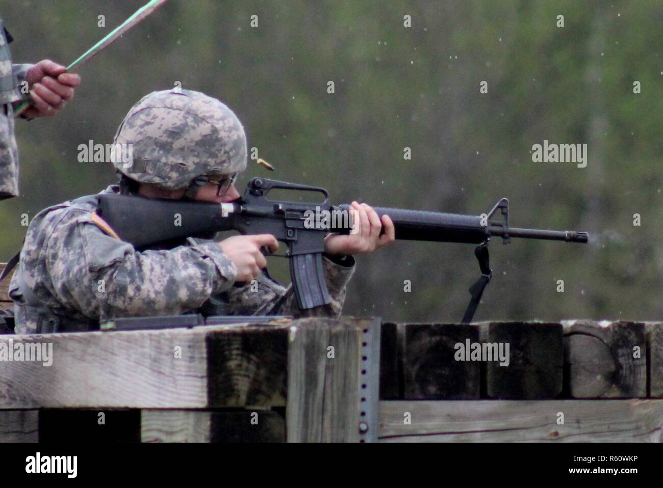 JOHNSTON, Iowa, USA. Armee finden Soldaten an die 7456 Medizinische Hinterfüllung Bataillon zugeordnet in Des Moines, Iowa, in jährlichen Waffen teilnahmen Qualifikation in Camp Dodge am 25. April 2017. Der 7456Th MBB Züge medizinisches Personal bereit zu sein zur Unterstützung der militärischen Operationen auf der ganzen Welt bereitzustellen. Die Nachgewiesene Führungsqualitäten, Energie und Ausführung unserer Soldaten zu gewährleisten. America's Army Reserve bleibt die Fähigsten, combat ready, und tödliche Federal Reserve tritt in der Geschichte der Nation. Stockfoto