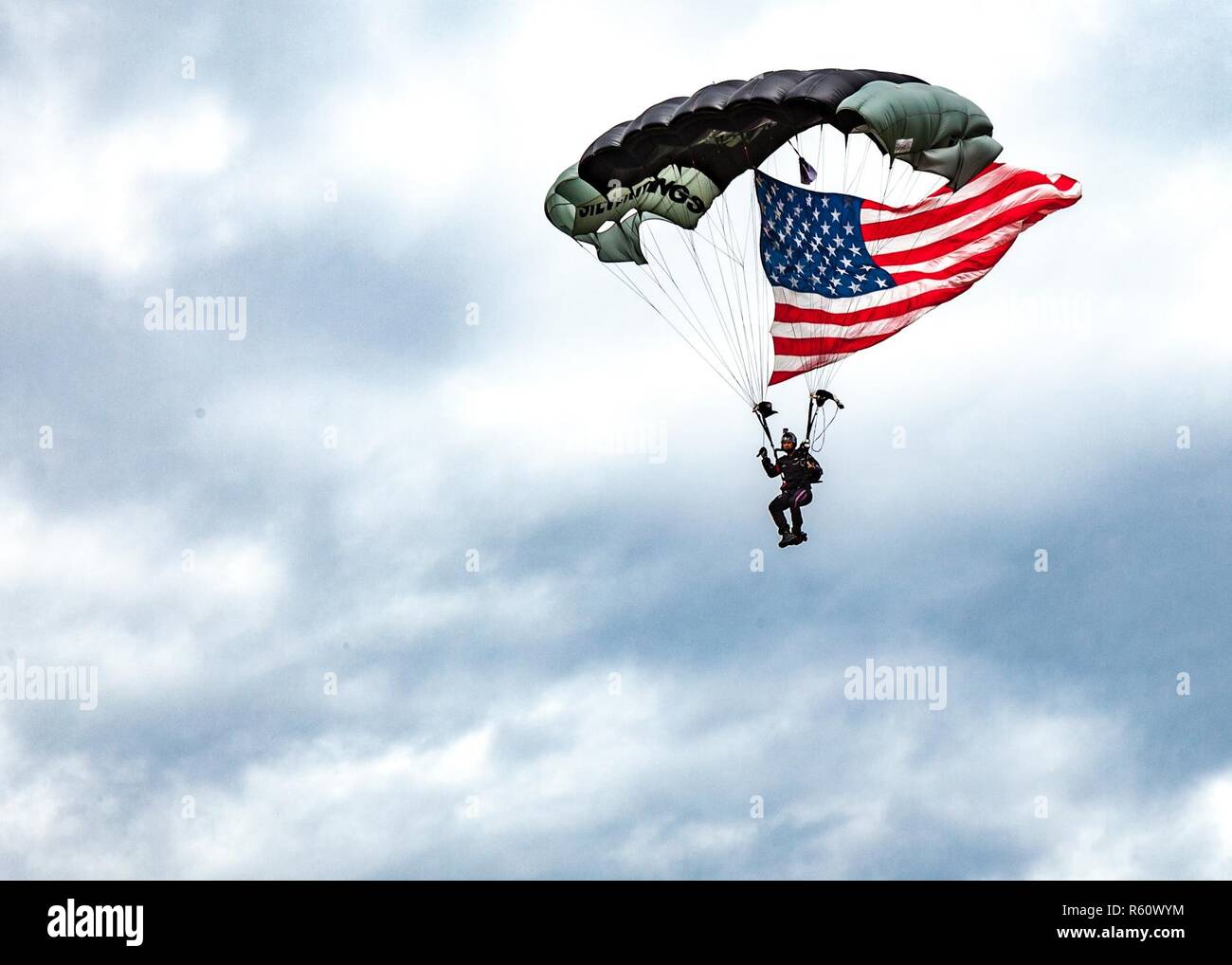 Die US-Armee Fallschirmspringer vom Ft. Benning Silver Wings Fallschirm Demonstration Team bereitet sich auf den bezeichneten Landing Zone während der 5 RTB Open House am Lager Merrill, Ga, 22. April 2017 zu landen. Die 5 RTB Open House 2017, begrüßt die Gemeinschaft von Dahlonega Ga, die Fähigkeiten und die technischen Fähigkeiten der U.S. Army Ranger anzuzeigen. Stockfoto