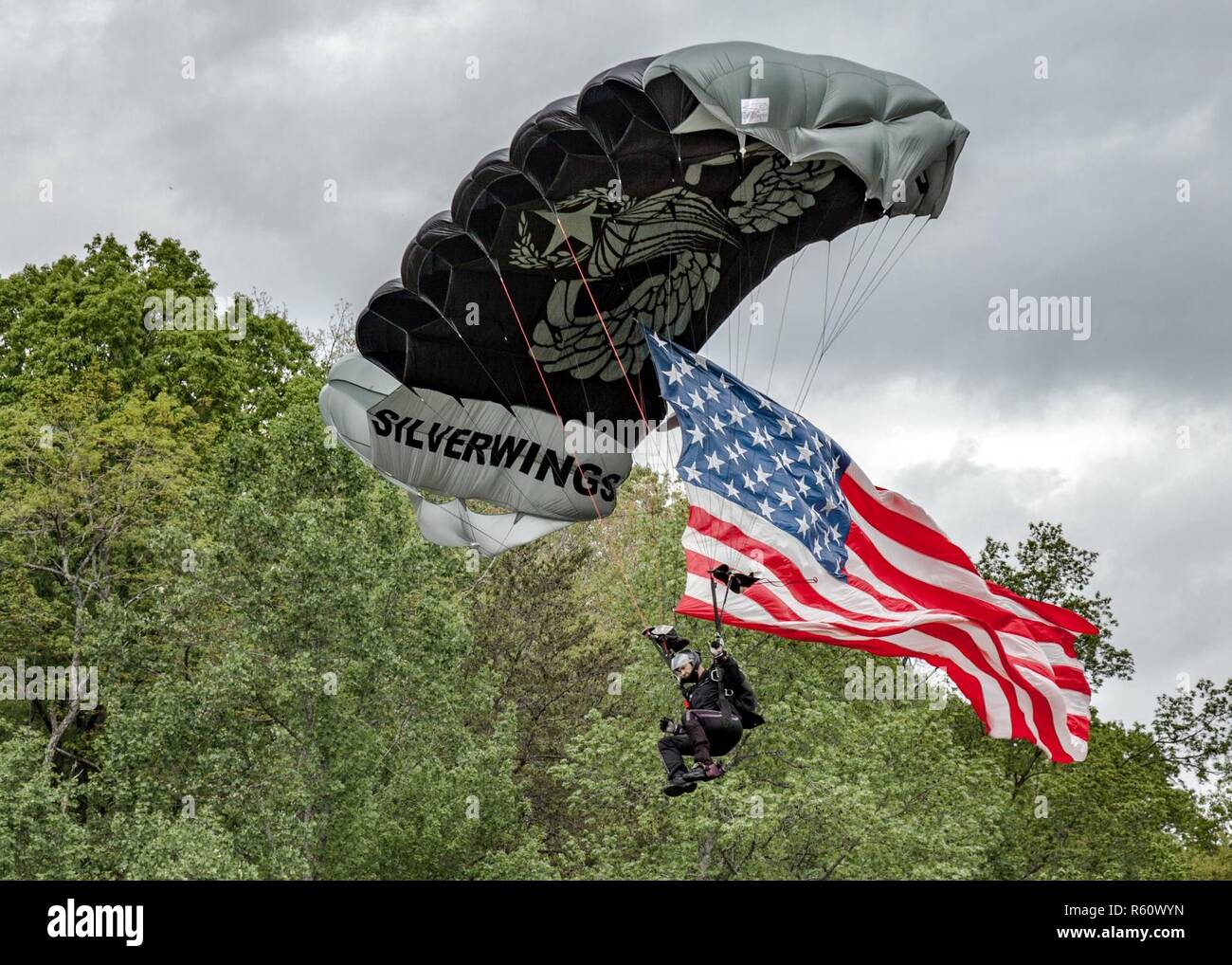 Die US-Armee Fallschirmspringer vom Ft. Benning Silver Wings Fallschirm Demonstration Team bereitet sich auf den bezeichneten Landing Zone während der 5 RTB Open House am Lager Merrill, Ga, 22. April 2017 zu landen. Die 5 RTB Open House 2017, begrüßt die Gemeinschaft von Dahlonega Ga, die Fähigkeiten und die technischen Fähigkeiten der U.S. Army Ranger anzuzeigen. Stockfoto