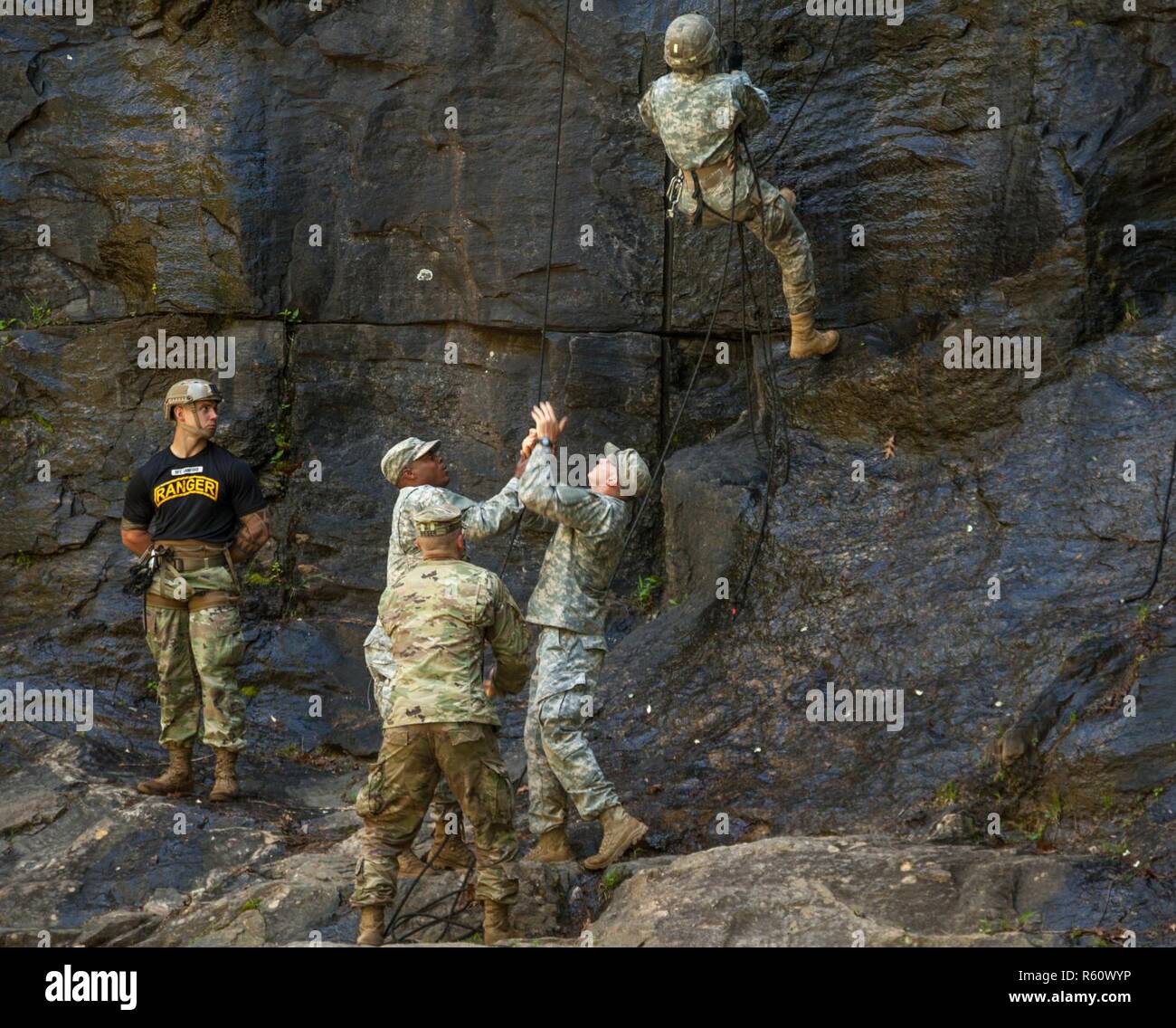 U.S. Army Rangers, der 5 Ranger Training Bataillon (RTB), Maßstab einer Felswand in der fünften RTB Open House am Lager Merrill, Ga, 22. April 2017. Die 5 RTB Open House 2017, begrüßt die Gemeinschaft von Dahlonega Ga, die Fähigkeiten und die technischen Fähigkeiten der U.S. Army Ranger anzuzeigen. Stockfoto