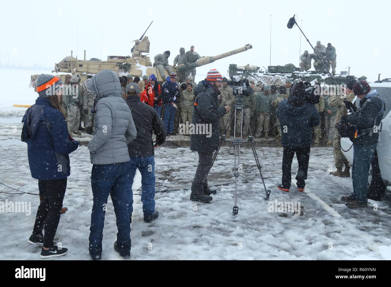 Die Denver Broncos Rundfunk Team für Soldaten aus dem 1 Stryker Brigade Combat Team legt, 4 Infanterie Division Ankündigung die Broncos' ihrer vierten Runde zu liefern 29. April 2017, an Piñon Canyon Manövrieren. Stockfoto