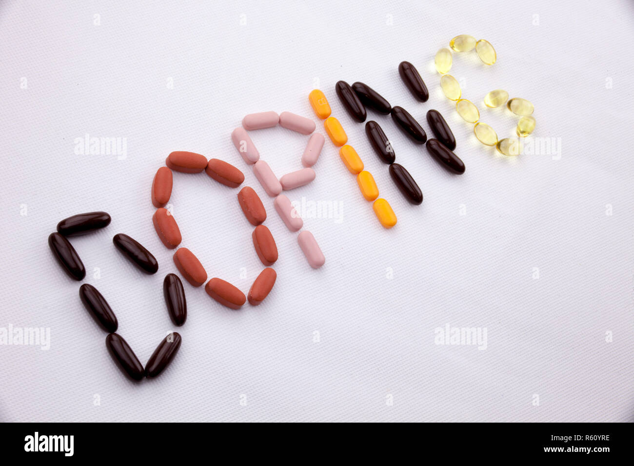 Konzeptionelle Hand schreiben Bildunterschrift inspiration Medical Care Health Concept mit Pillen Drogen geschrieben Kapsel Wort Doping isoliert auf weißem Hintergrund mit Kopie Raum Stockfoto