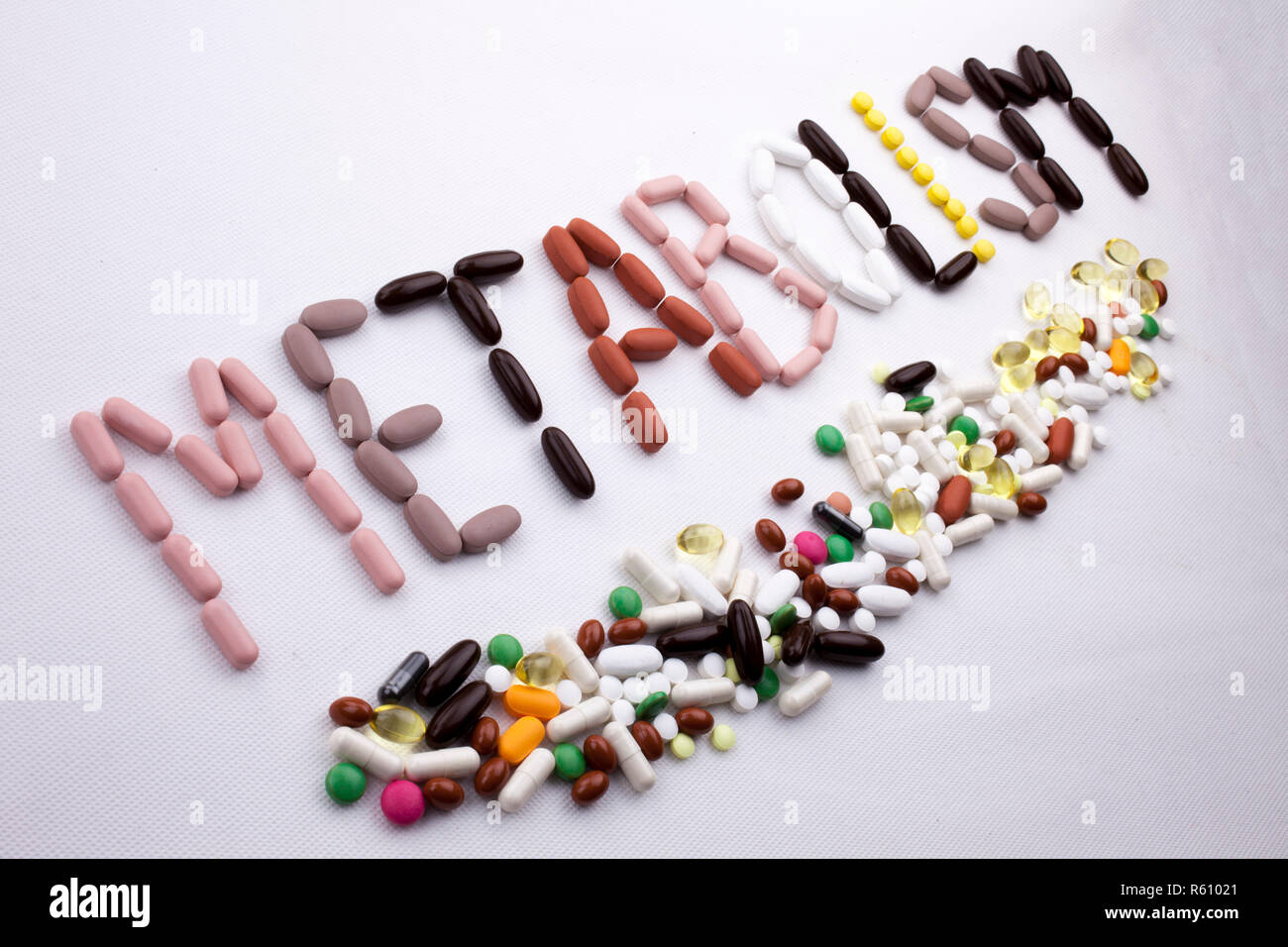 Konzeptionelle Hand schreiben Bildunterschrift inspiration Medical Care Health Concept mit Pillen Drogen geschrieben Kapsel Wort Stoffwechsel auf weißem Hintergrund mit Kopie Raum isoliert Stockfoto