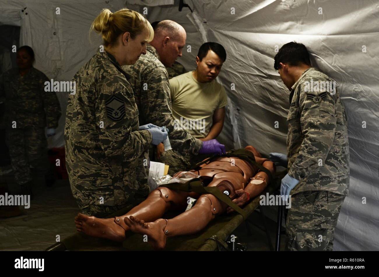 Us-Armee Reservisten, die 469Th Medical Company-Ground Krankenwagen zugeordnet aus Wichita, Kansas, und die Männer, auf der 6. Medizinischen Operationen Squadron aus der MacDill Air Force Base in Tampa, Fl., Verkehr Opfer aus der Drop-off auf der Luftwaffe expeditionary medizinische Unterstützung Zelt bei uns Operating Base Nighthawk in Camp Atterbury, In., 29. April 2017, als Teil der Übung Guardian Antwort. Fast 4.100 Soldaten aus dem ganzen Land beteiligen sich an Wächter Antwort 17, a multi-component Training übung die Fähigkeit der US-Armee zur Unterstützung zu validieren Stockfoto