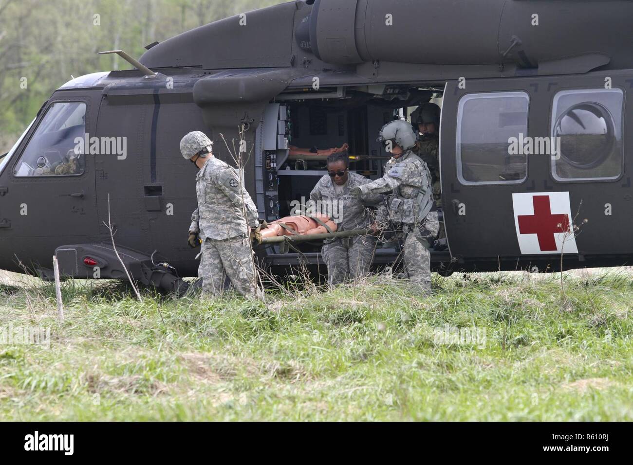 Us-Armee Reservisten, die 469Th Medical Company-Ground Krankenwagen zugeordnet aus Wichita, Kansas, und die Männer, auf der 6. Medizinischen Operationen Squadron aus der MacDill Air Force Base in Tampa, Fl., Verkehr Opfer aus der Drop-off auf der Luftwaffe expeditionary medizinische Unterstützung Zelt bei uns Operating Base Nighthawk in Camp Atterbury, In., 29. April 2017, als Teil der Übung Guardian Antwort. Fast 4.100 Soldaten aus dem ganzen Land beteiligen sich an Wächter Antwort 17, a multi-component Training übung die Fähigkeit der US-Armee zur Unterstützung zu validieren Stockfoto
