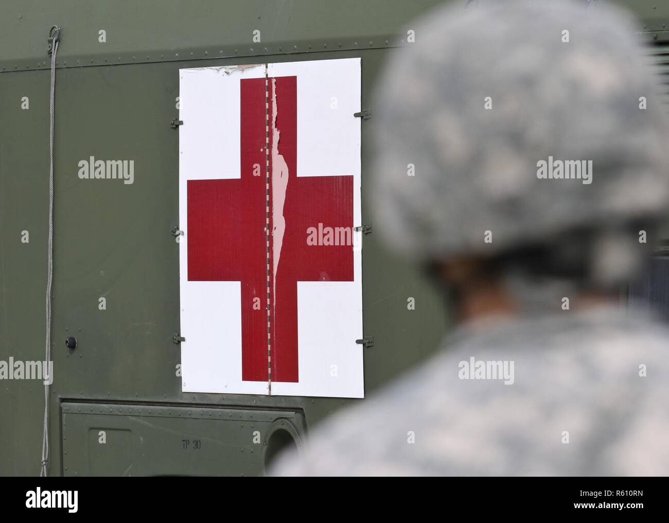 Us-Armee Reservisten, die 469Th Medical Company-Ground Krankenwagen zugeordnet aus Wichita, Kansas, und die Männer, auf der 6. Medizinischen Operationen Squadron aus der MacDill Air Force Base in Tampa, Fl., Verkehr Opfer aus der Drop-off auf der Luftwaffe expeditionary medizinische Unterstützung Zelt bei uns Operating Base Nighthawk in Camp Atterbury, In., 29. April 2017, als Teil der Übung Guardian Antwort. Fast 4.100 Soldaten aus dem ganzen Land beteiligen sich an Wächter Antwort 17, a multi-component Training übung die Fähigkeit der US-Armee zur Unterstützung zu validieren Stockfoto
