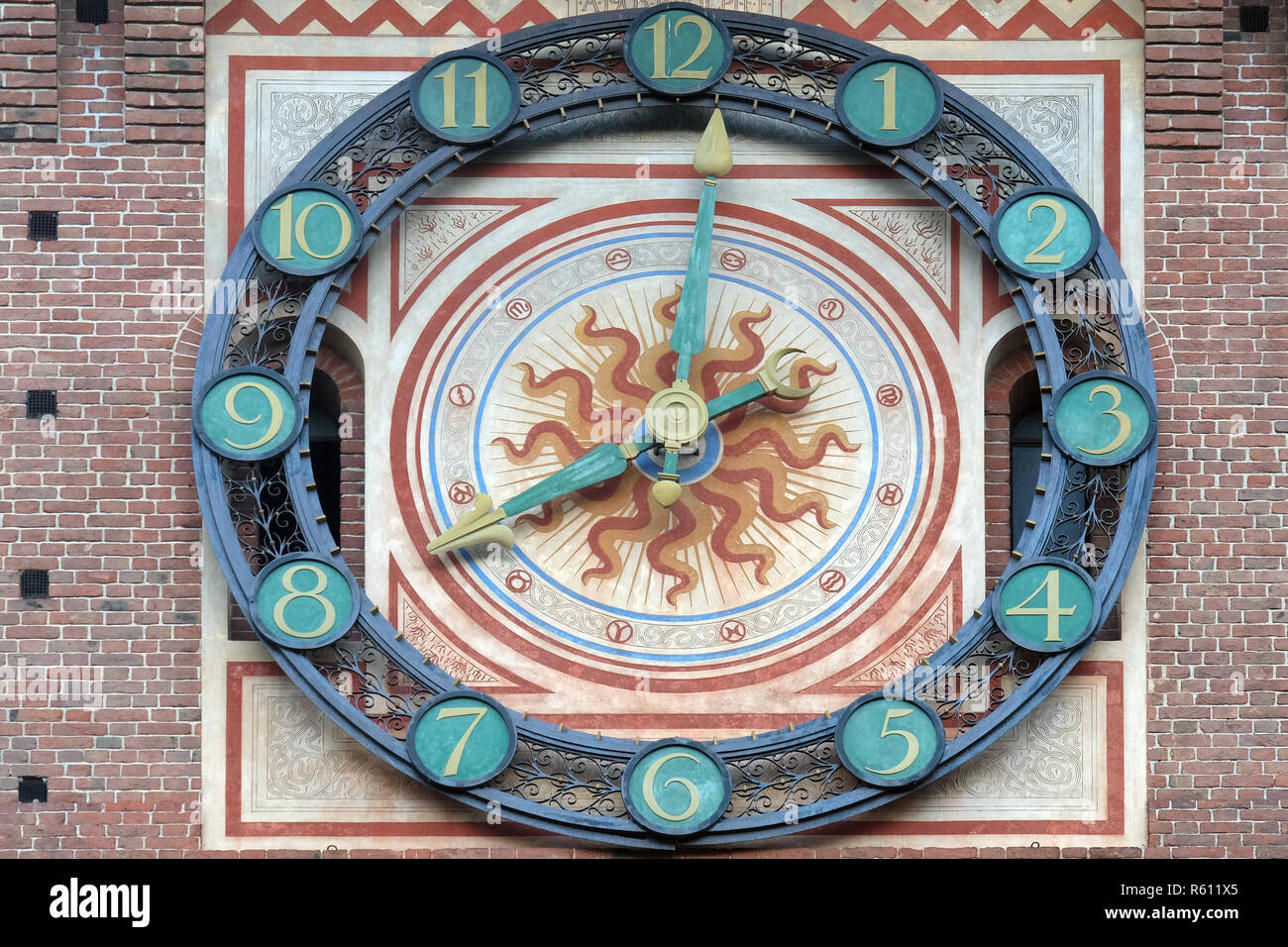 Uhr auf das Schloss Sforza in Mailand, Italien, im 15. Jahrhundert von Francesco Sforza, Herzog von Mailand, der auf den Resten eines aus dem 14. Jahrhundert fortifica Stockfoto