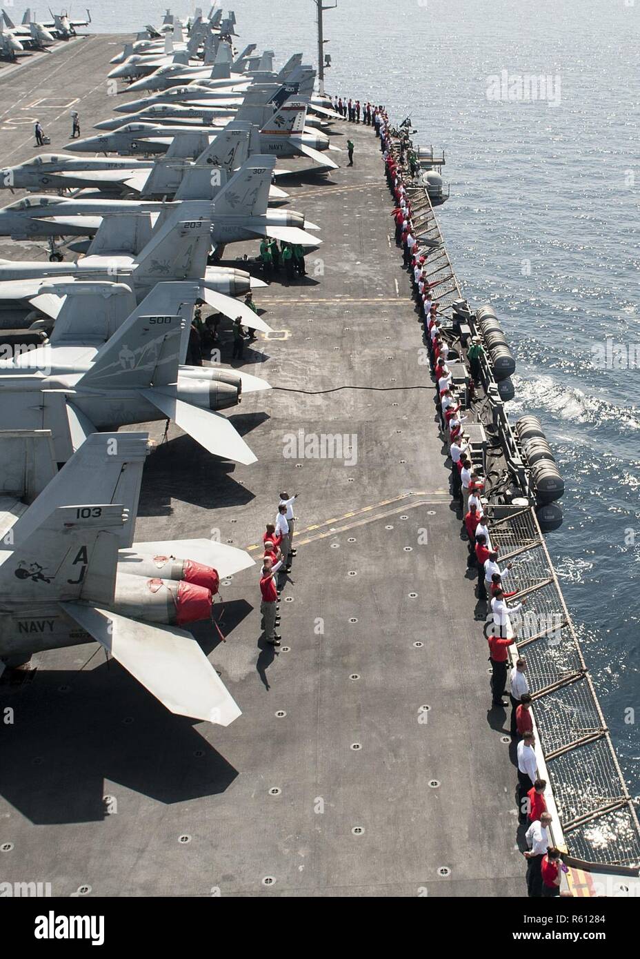 Arabischen Golf (5. Mai 2017) Segler die Schienen Mann an Bord der Flugzeugträger USS George H.W. Bush (CVN 77) (GHWB) wie der dänische Fregatte HDMS Peter Willemoes (F 362) fährt den Arabischen Golf. GHWB ist in den USA der 5. Flotte Bereich für Maßnahmen zur Erhöhung der Sicherheit des Seeverkehrs auf die Verbündeten und Partnern zu beruhigen bereitgestellt, und der Freiheit der Schiffahrt und des freien Handels in der Region erhalten. Stockfoto