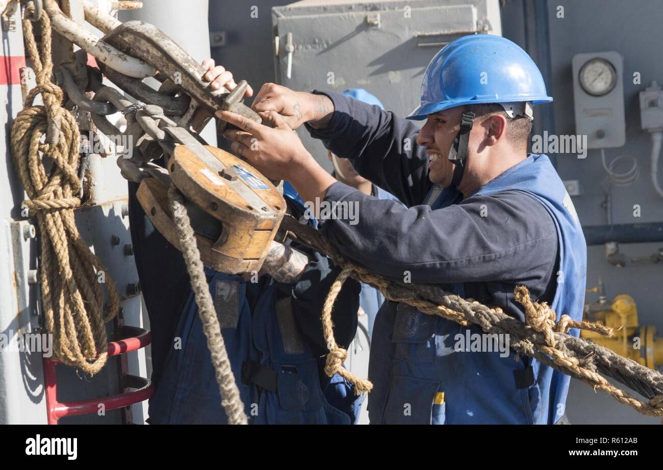 Atlantik (4. Mai 2017) Der Bootsmann Mate 3. Klasse Jorge Medina reisen die Pelikanhaken eine Linie an Bord der Amphibisches Schiff USS Kearsarge (LHD3) während einer Auffüllung secure-auf-See mit dem Militär Sealift Command schnell Combat support ship USNS Arktis (T-AOE8). Kearsarge Routine an Bord Unterwegs ist die Durchführung von Zertifizierungen. Stockfoto Atlantik (4. Mai 2017) Der Bootsmann Mate 3. Klasse Jorge Medina reisen die Pelikanhaken eine Linie an Bord der Amphibisches Schiff USS Kearsarge (LHD3) während einer Auffüllung secure-auf-See mit dem Militär Sealift Command schnell Combat support ship USNS Arktis (T-AOE8). Kearsarge Routine an Bord Unterwegs ist die Durchführung von Zertifizierungen. Stockfoto