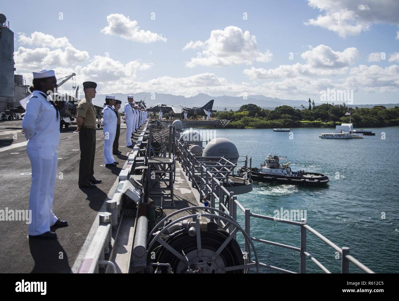 PEARL HARBOR (5. Mai 2017) Matrosen und Marines die Schienen der Mensch als Amphibisches Schiff USS Makin Island (LHD8) fährt Joint Base Pearl Harbor-Hickam nach einem geplanten Hafen besuchen. Das Schiff und die Amphibischen bereit Gruppe besuchte Hawaii während ihrer Rückreise nach San Diego nach einem 7-monatigen Einsatz in die USA 3., 5. und 7 Flotte Arbeitsgebiete. Stockfoto