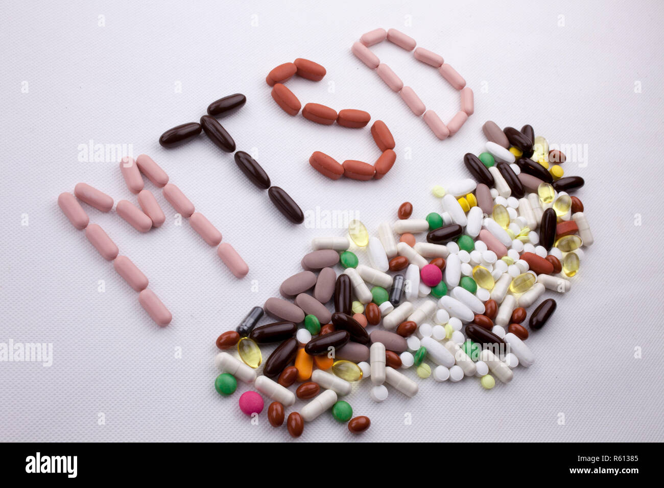 Konzeptionelle Hand schreiben Bildunterschrift inspiration Medical Care Health Concept mit Pillen Drogen geschrieben Kapsel Wort MTSD auf weißem Hintergrund mit Kopie Raum isoliert Stockfoto