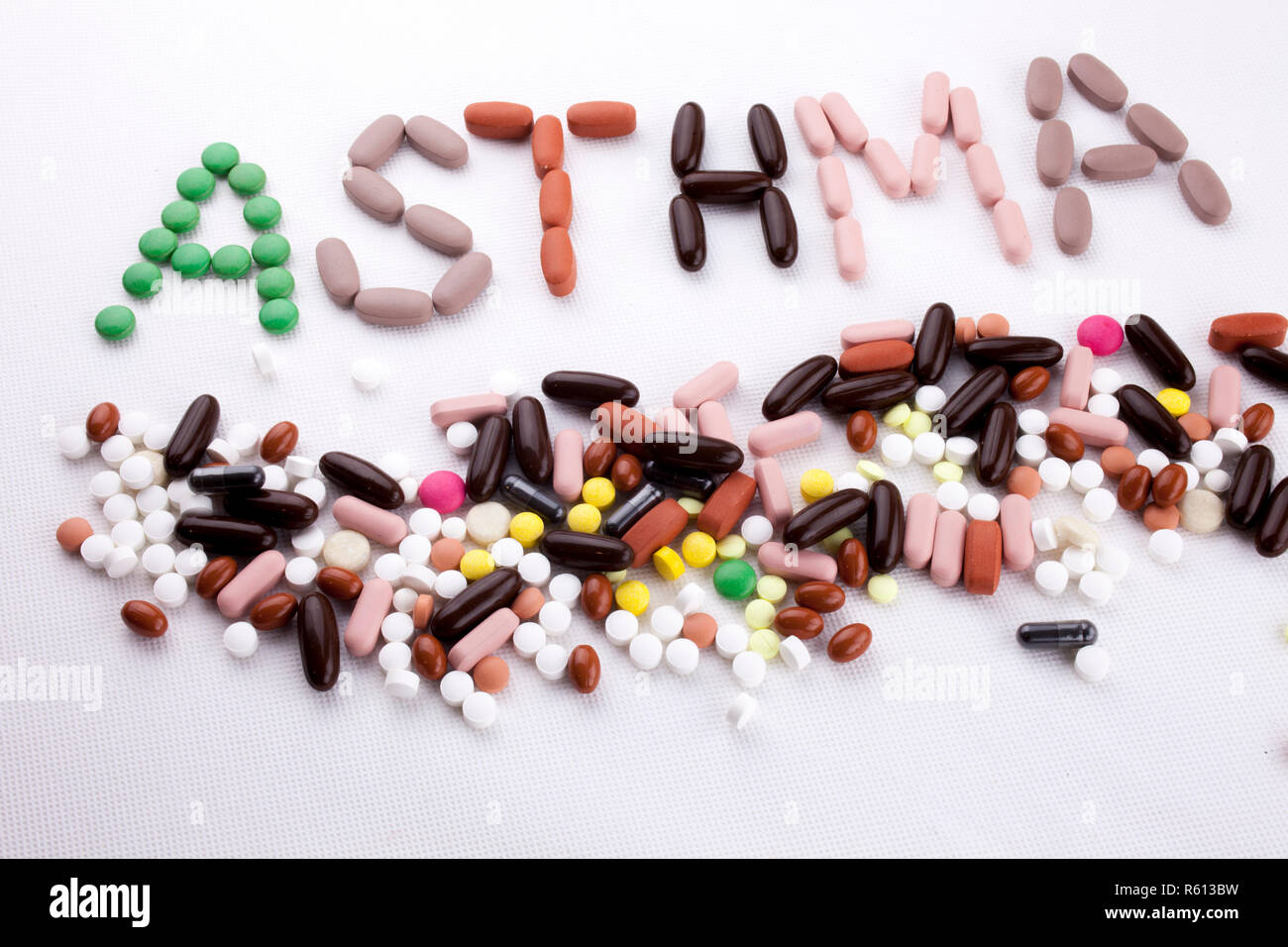 Hand schreiben Bildunterschrift inspiration Medical Care Health Concept mit Pillen Drogen geschrieben Kapsel Wort Asthma auf weißem Hintergrund mit Kopie Raum isoliert Stockfoto