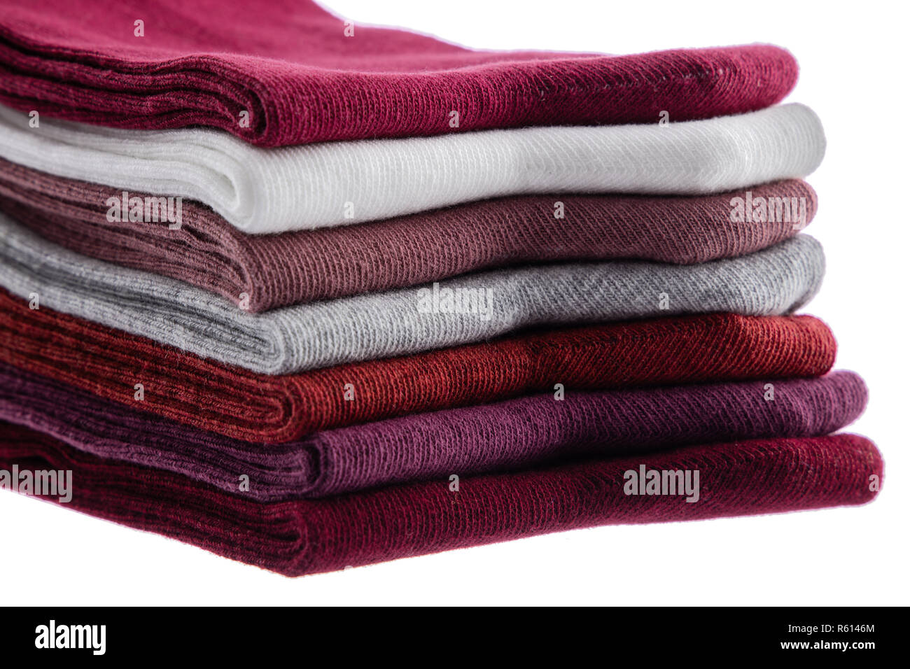 Bunte Stapel neuer Socken auf weißem Hintergrund. Stockfoto