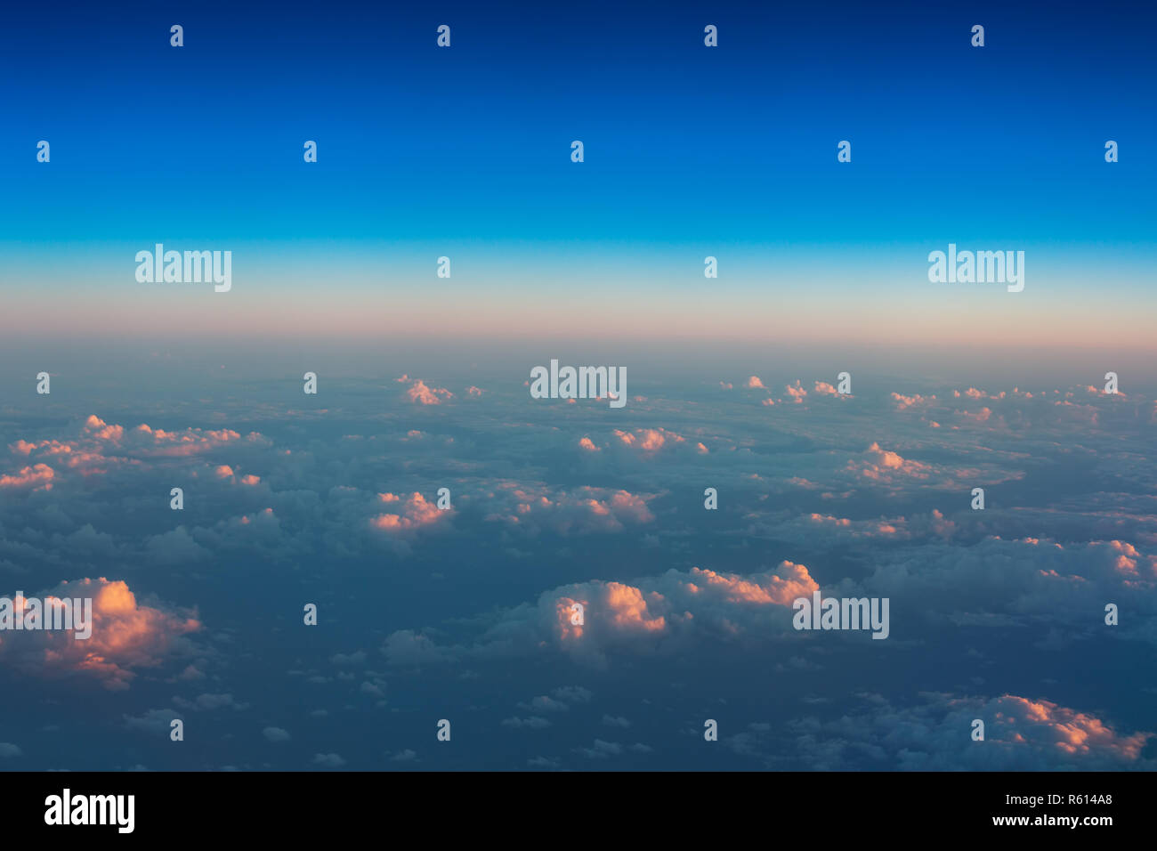 Über den Wolken. Blick aus dem Flugzeug Stockfoto
