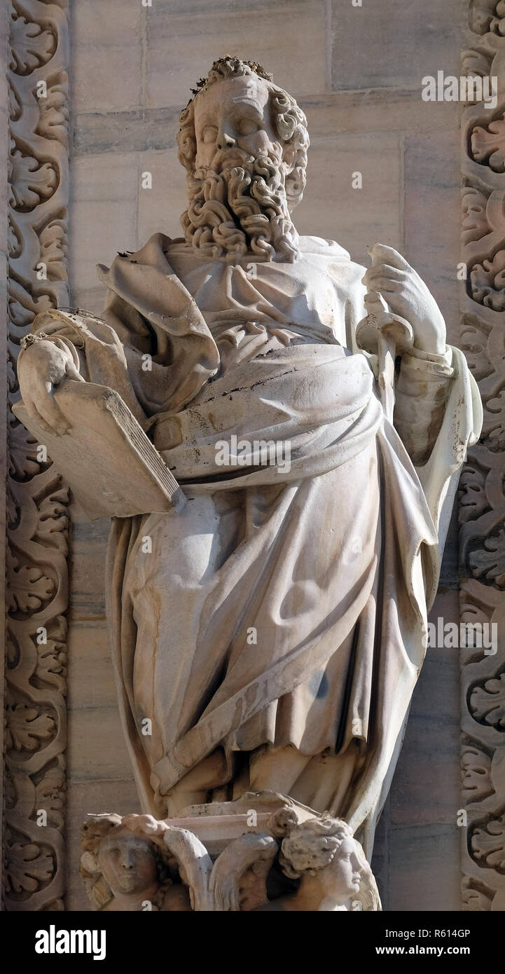 Apostel, Statue auf der Fassade der Mailänder Dom, Duomo di Santa Maria Nascente, Mailand, Lombardei, Italien Stockfoto