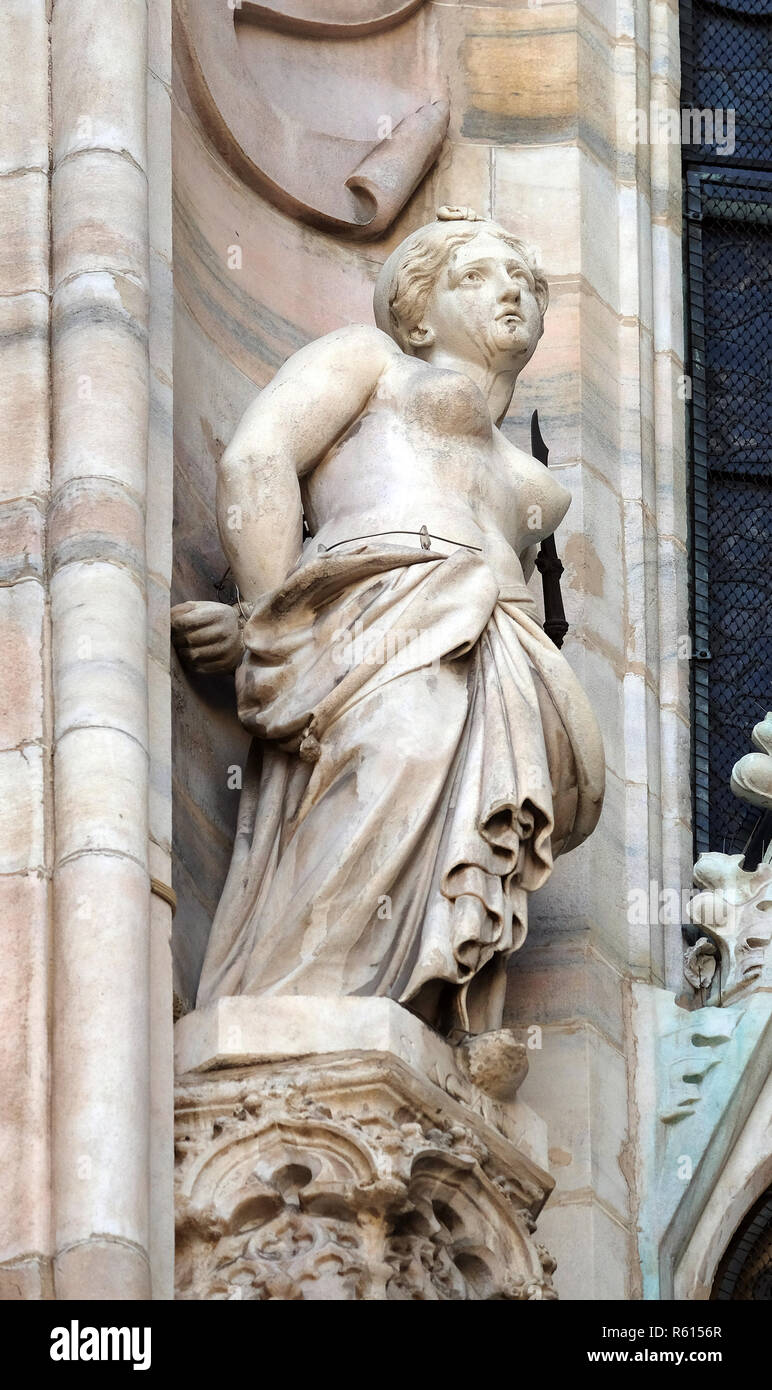 Die hl. Agatha von Sizilien, Statue auf dem Mailänder Dom, Duomo di Santa Maria Nascente, Mailand, Lombardei, Italien Stockfoto