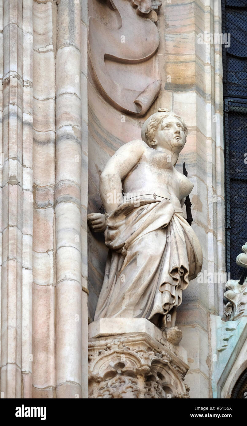 Die hl. Agatha von Sizilien, Statue auf dem Mailänder Dom, Duomo di Santa Maria Nascente, Mailand, Lombardei, Italien Stockfoto