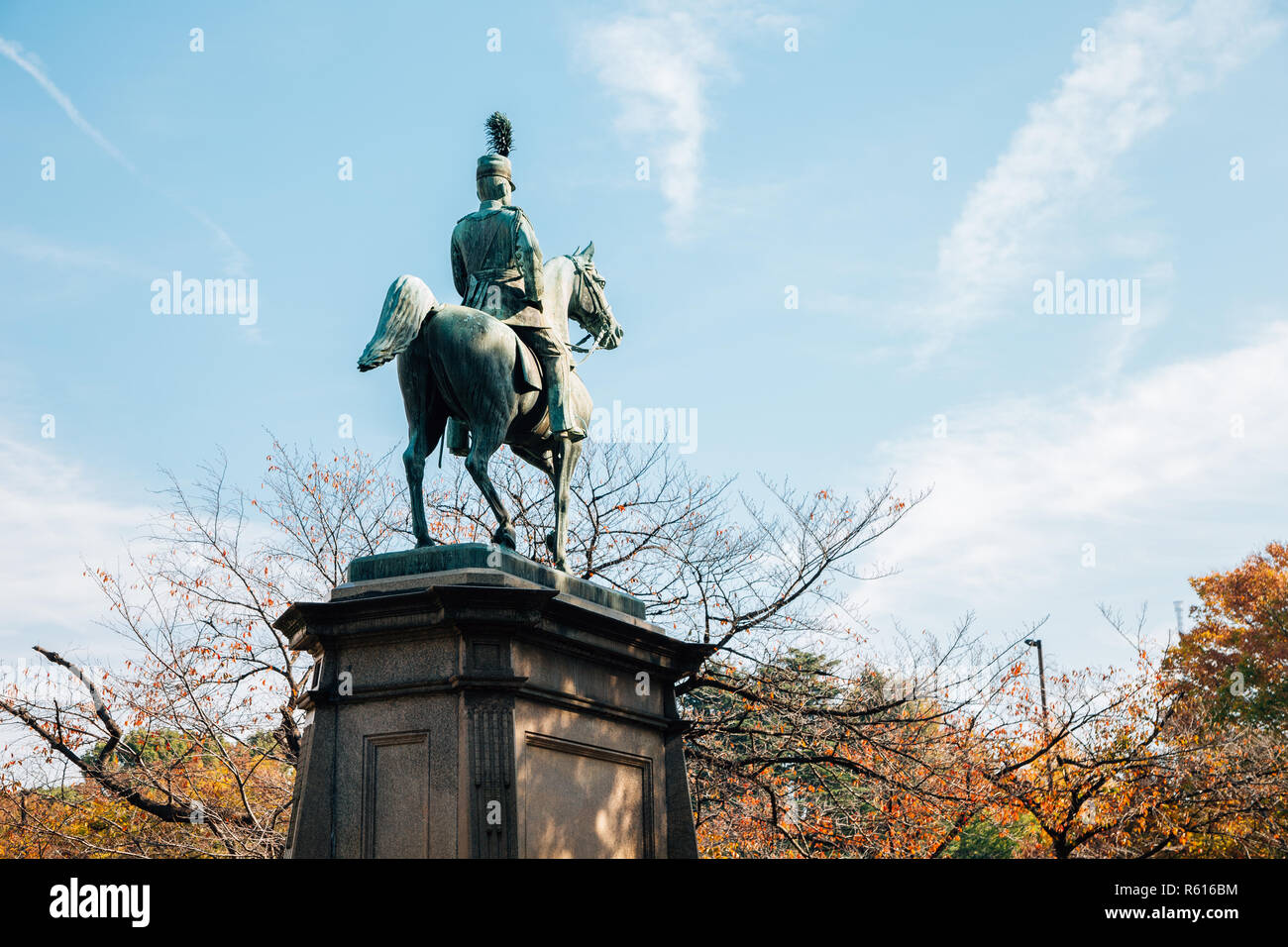 Tokyo, Japan - 21. November 2018: die Prinzen Komatsu Akihito Bronzestatue mit Herbst Ahorn bei Ueno Park Stockfoto