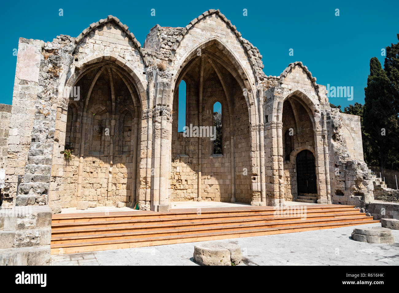 Rhodes, Griechenland - August 4, 2018: Bleibt der Kirche von Saint Marie du Bourg in Rhodos Stadt in Griechenland. Stockfoto