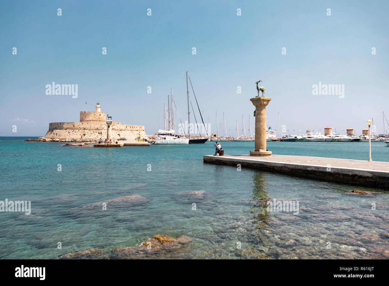 Rhodes, Griechenland - August 4, 2018: Blick auf den berühmten Koloss von Rhodos im Hafen der Stadt. Stockfoto