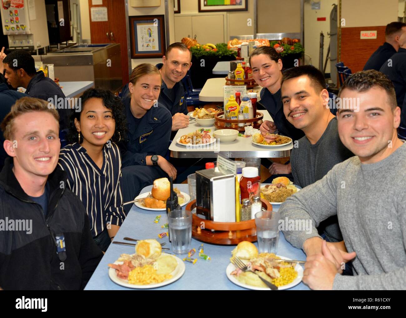 An Bord der USS BLUE RIDGE (Nov. 22, 2018) - Matrosen an Bord des US-amerikanischen 7 Flotte Flaggschiff USS Blue Ridge (LCC 19) für ein Foto posieren vor der Mahlzeit während des Schiffes Thanksgiving Feier. Blue Ridge ist das älteste operative Schiff der Marine, und als 7. Flotte Befehl Schiff, ist verantwortlich für die Patrouillen und die Förderung von Beziehungen innerhalb des Indo-Asia Pacific Region. Stockfoto