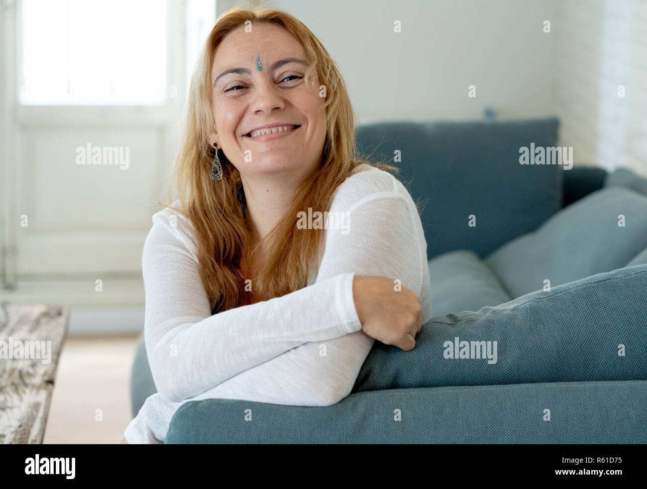 Porträt der schönen kaukasischen Frau mit einem Bindi in der Mitte ihrer Stirn Gefühl glücklich und friedlich mit ihren neuen gesunden und geistlichen Lifestyl Stockfoto