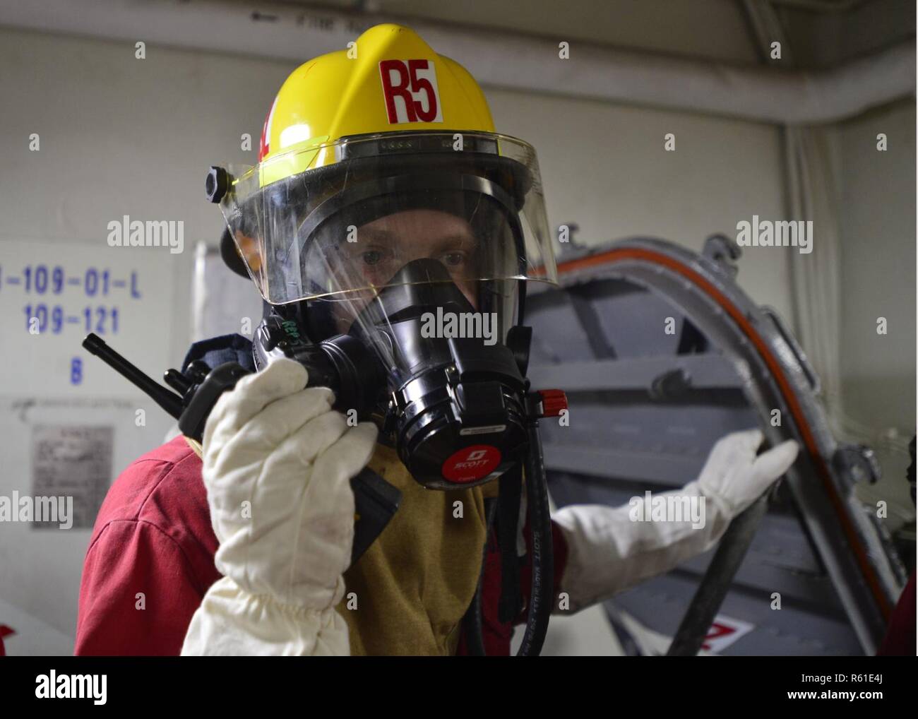 An Bord der USS BLUE RIDGE (Nov. 27, 2018) - US 7 Flotte Flaggschiff USS Blue Ridge LCC (19), Sailor, Schäden Controlman 2. Klasse George Carter von Norman, OK kommuniziert über ein Funkgerät während ein giftiges Gas bohren. Blue Ridge ist das älteste operative Schiff der Marine, und als 7. Flotte Befehl Schiff, ist verantwortlich für die Patrouillen und die Förderung von Beziehungen innerhalb des Indo-Asia Pacific Region. Stockfoto