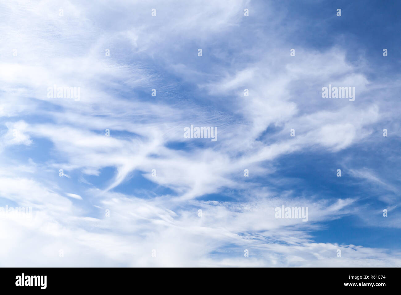 Blauer Himmel bei Tag mit windigen Zirruswolken. Natürliche Hintergrund Foto Textur Stockfoto